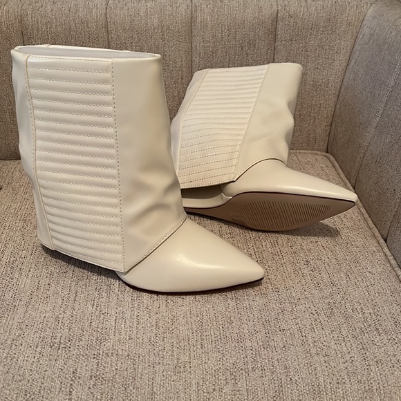 White, hidden wedge bootie with gold zipper detail on the back - Picture 4 of 4